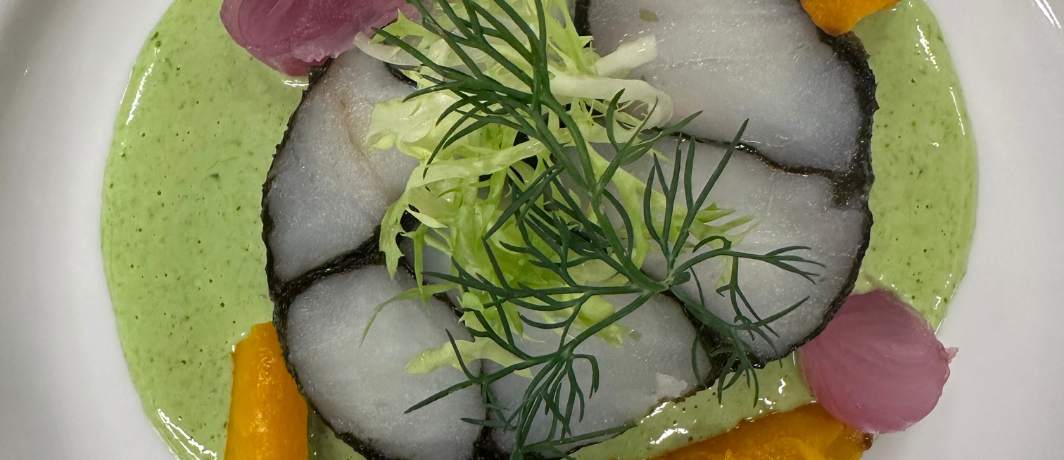 Mosaik af torskefisk rullet i urter, emulsion på brunet smør, grøn olie og urtesalat.
