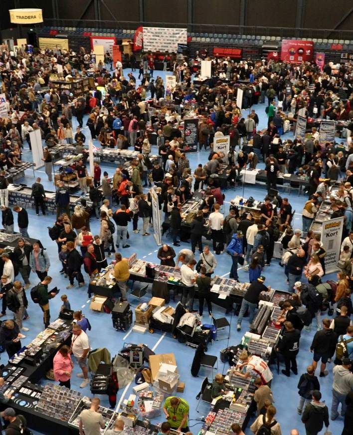 Stor folk mennesker der deltager til messen Nordic Card Show i Hal D.