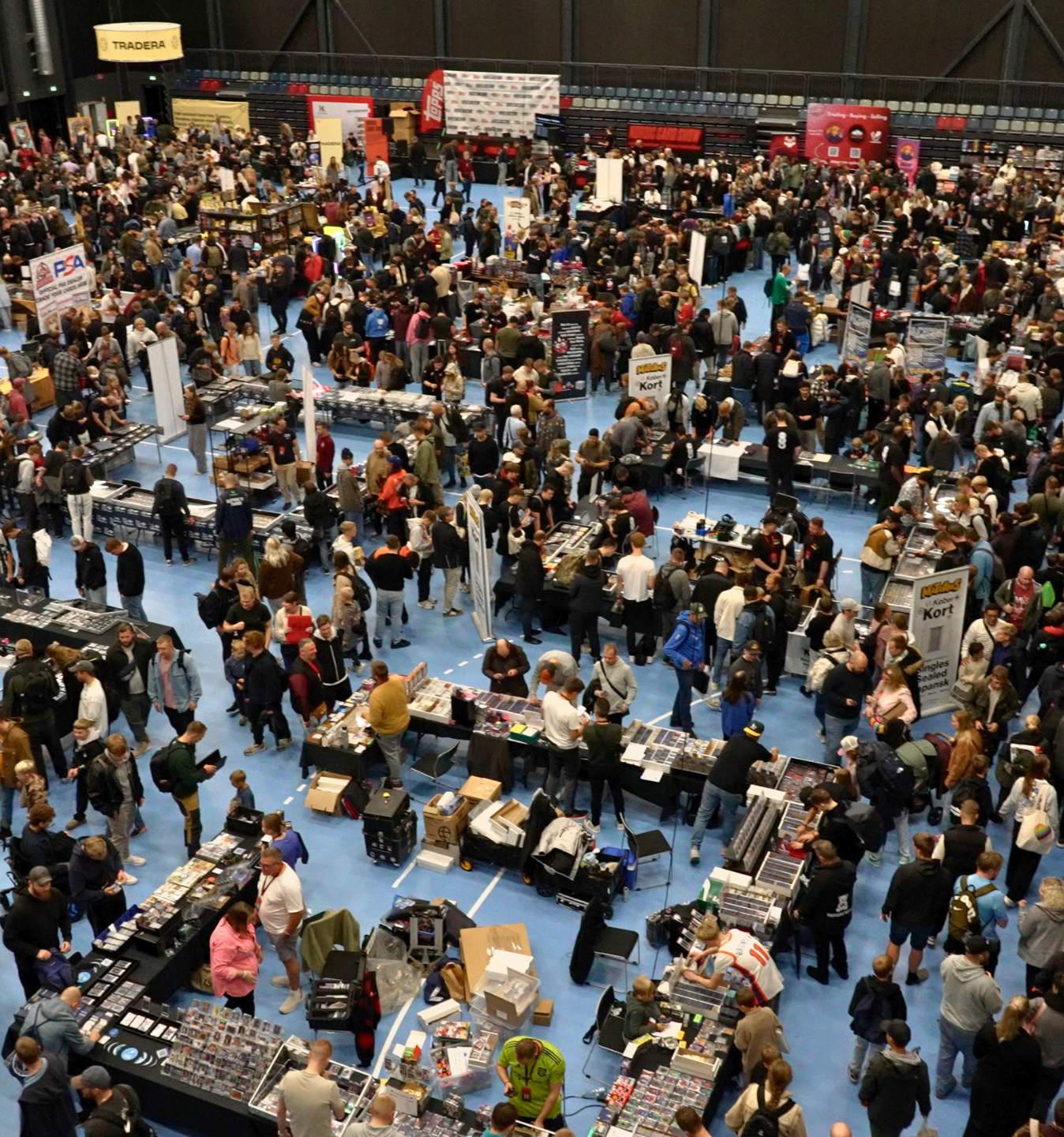 Stor folk mennesker der deltager til messen Nordic Card Show i Hal D.