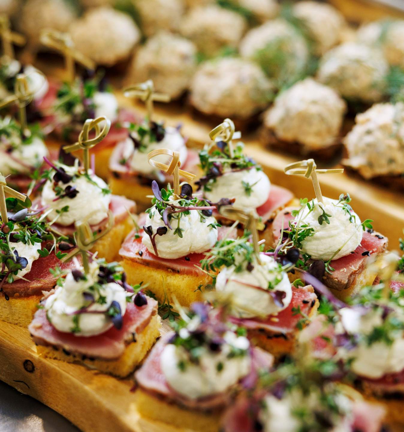 Fingerfood på træfad med krydderurter og spiselig pynt