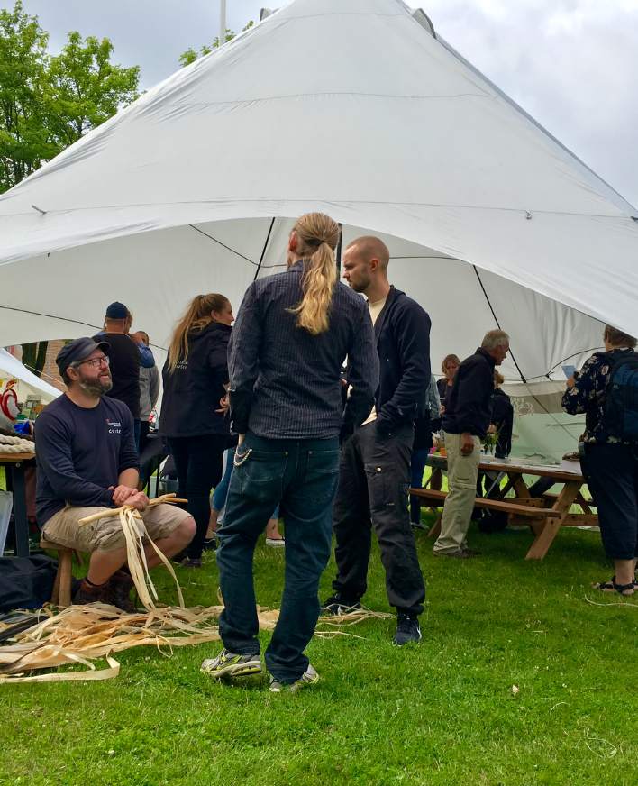 Mennesker samlet ved teltopstilling udendørs