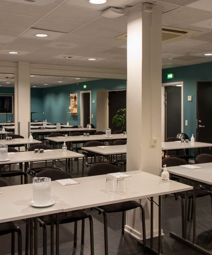 Skolebordsopstilling i mødelokale Maglekilde