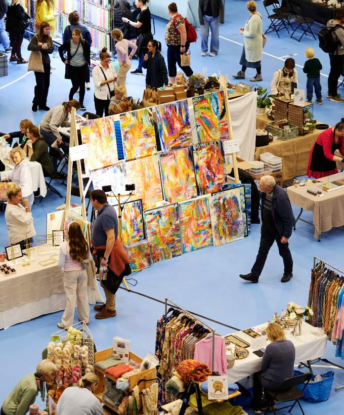 KREA-messe i Roskilde Kongres- og Idrætscenter på Sjælland med kreative stande, kunst, håndværk og besøgende i messehallen.