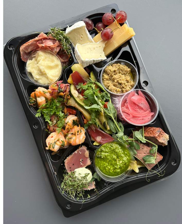 Tapas for to – en smagfuld start på aftenen. Vi serverer 5 nøje udvalgte delikatesser, ledsaget af et glas vin eller øl til hver. 