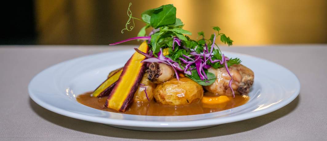 Anrettet kyllingeret med rodfrugter og sauce, sommermenu
