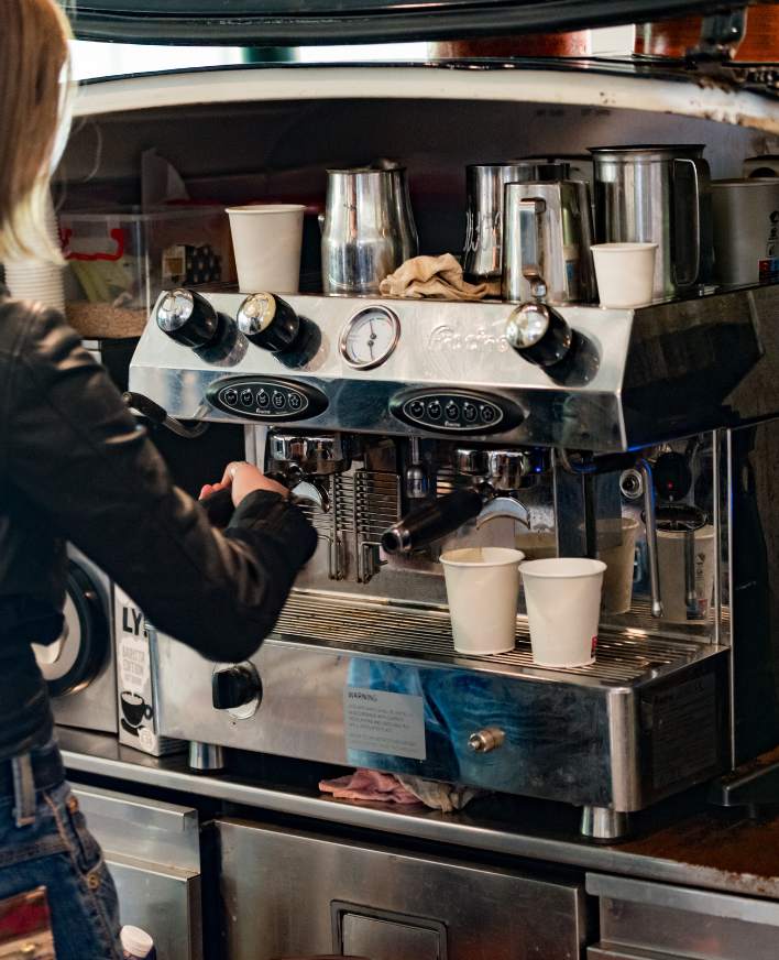 Barista laver kaffe i Café Gro
