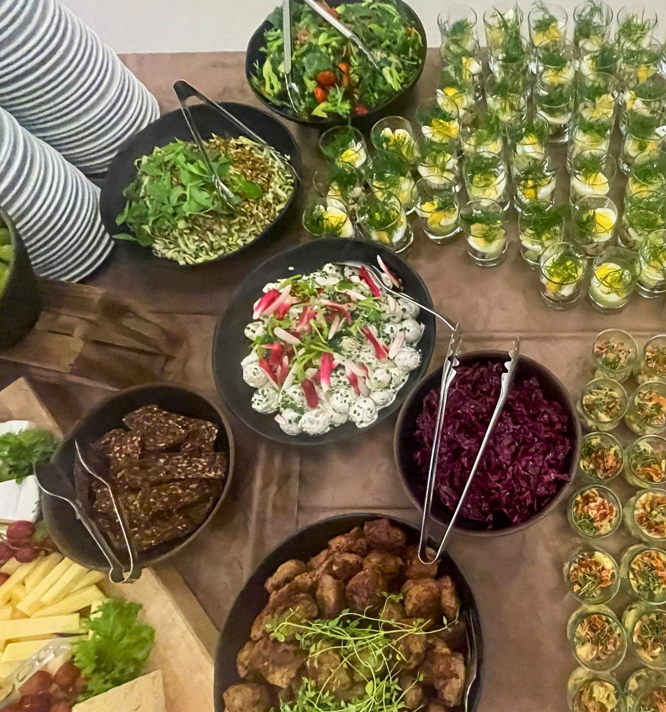 Buffetanretning med salater, oste og lune retter til mødeforplejning