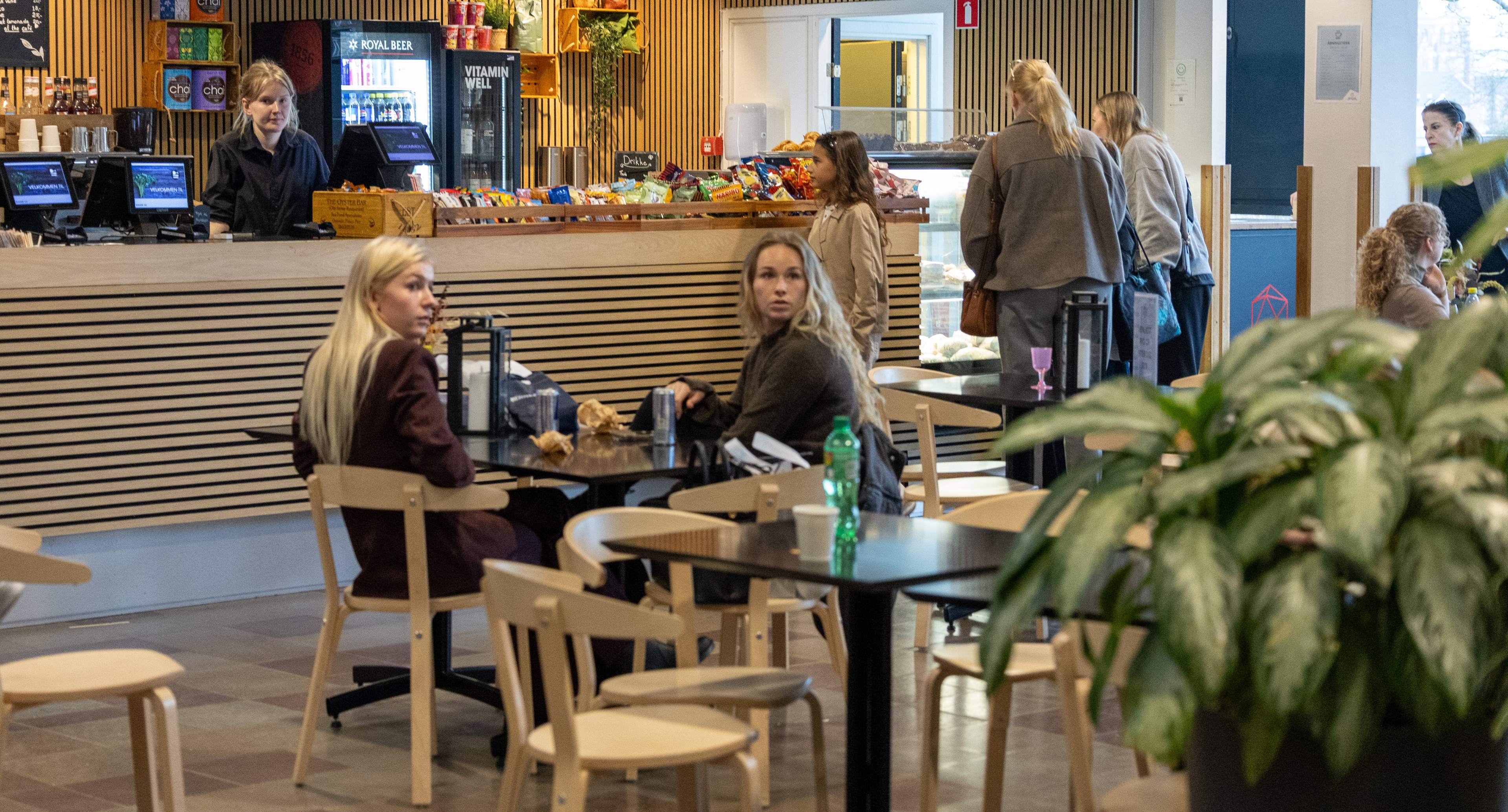 Gæster og personale i Café Gro