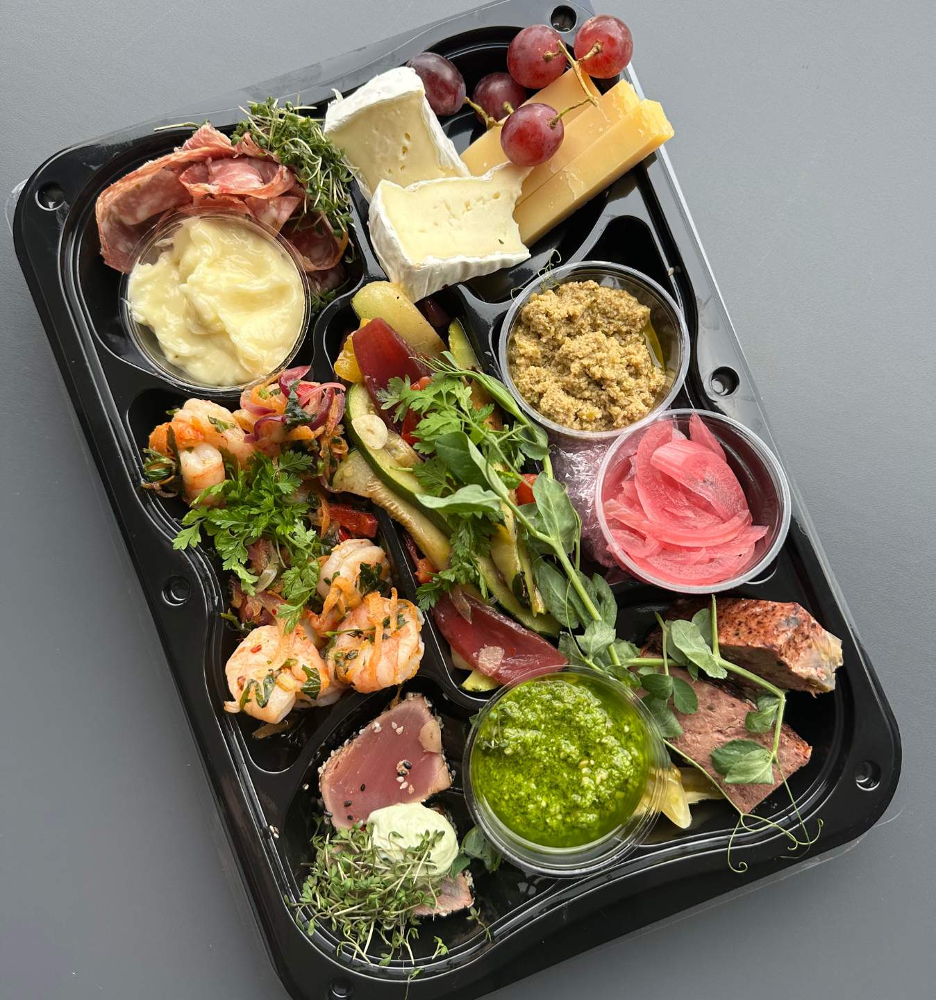 Tapas for to – en smagfuld start på aftenen. Vi serverer 5 nøje udvalgte delikatesser, ledsaget af et glas vin eller øl til hver. 