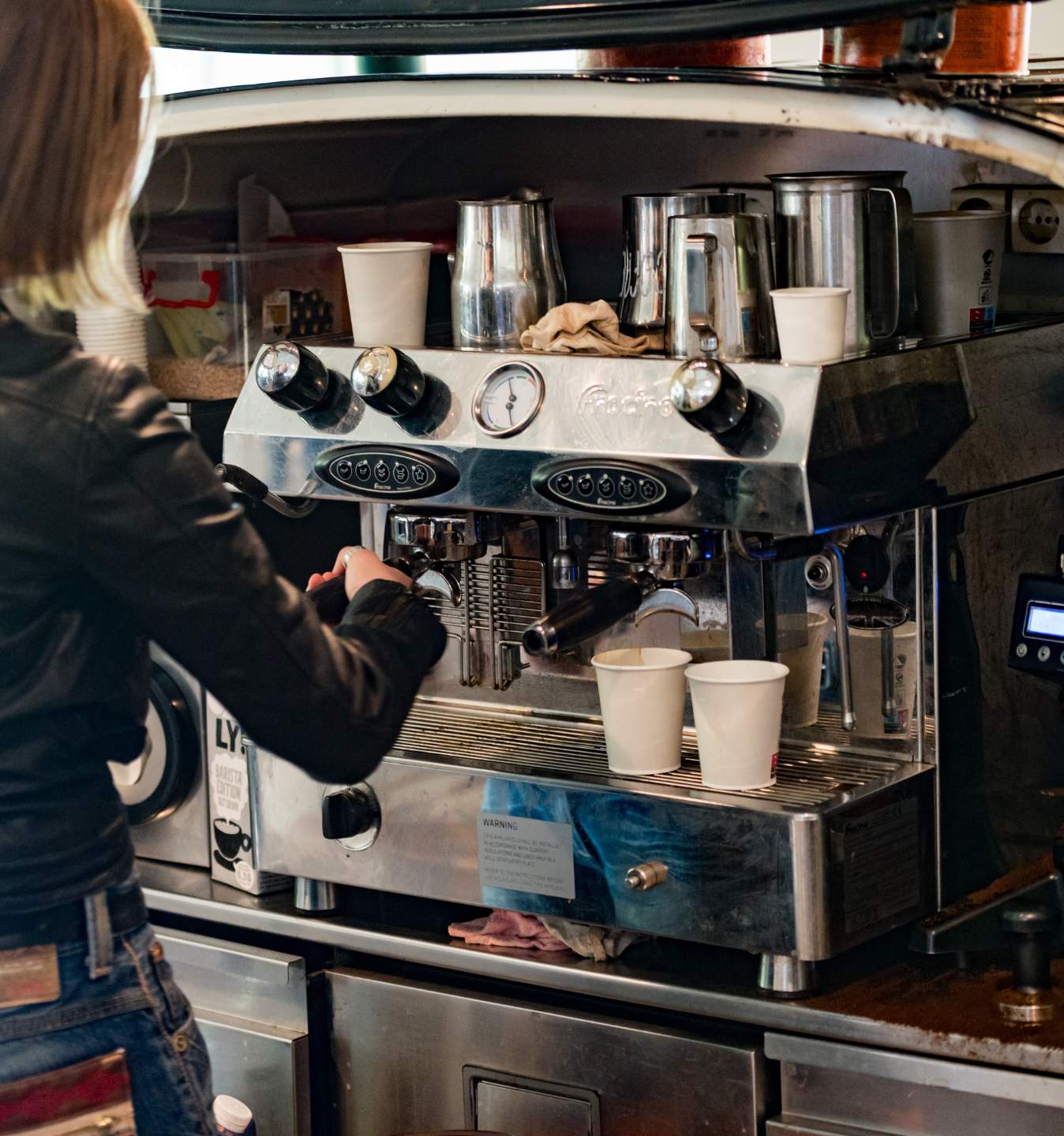 Barista laver kaffe i Café Gro