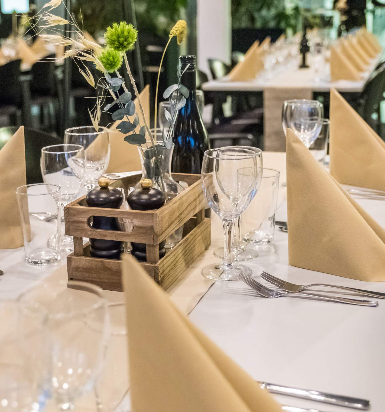 Opdækket restaurant til middag og servering ved arrangementer