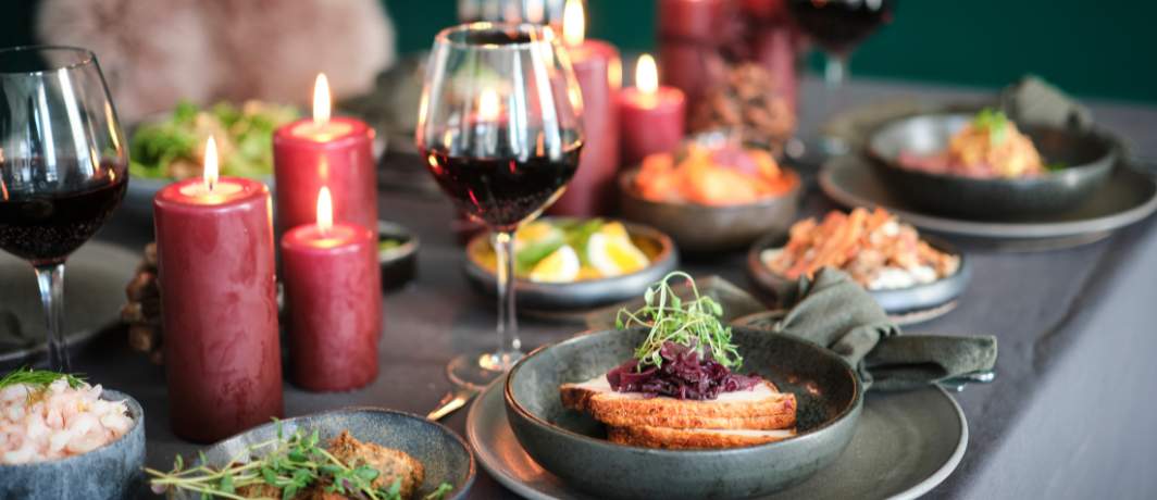Lækker 3 Retters Julemenu Serveret Ved Bordet