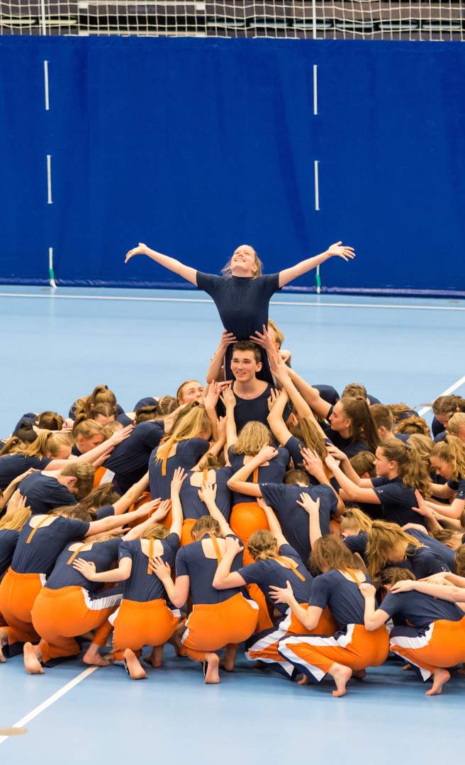 Flere mennesker fremfører en gymnastikopvisning i hal D.