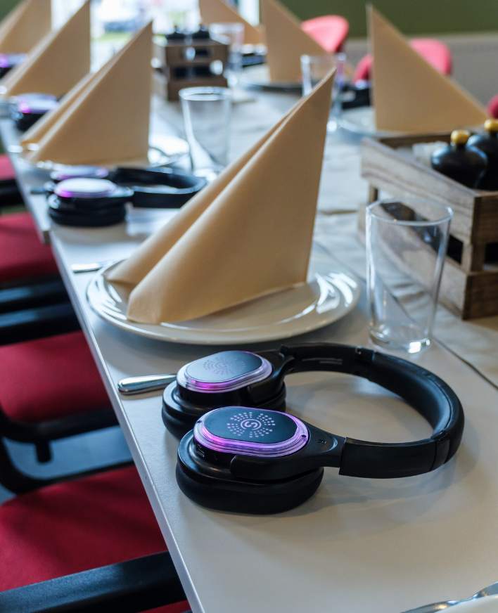 Bordopdækning med udstyr til silent meeting