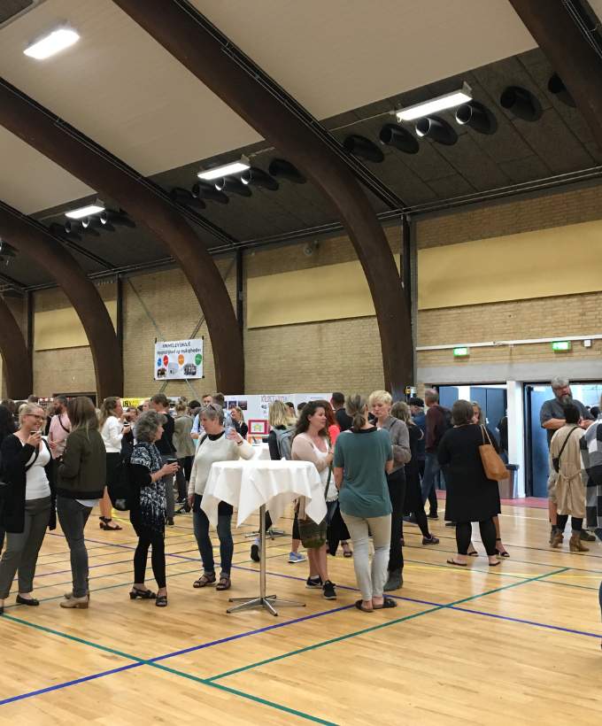 Hal B med deltagere, stande og åbent gulvareal til messe, dialog og fagligt program