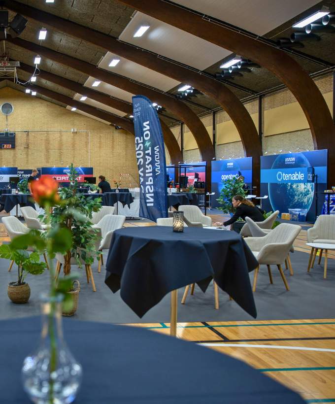 Hal B med loungeområde, stande og borde til messe, netværk eller fagligt arrangement