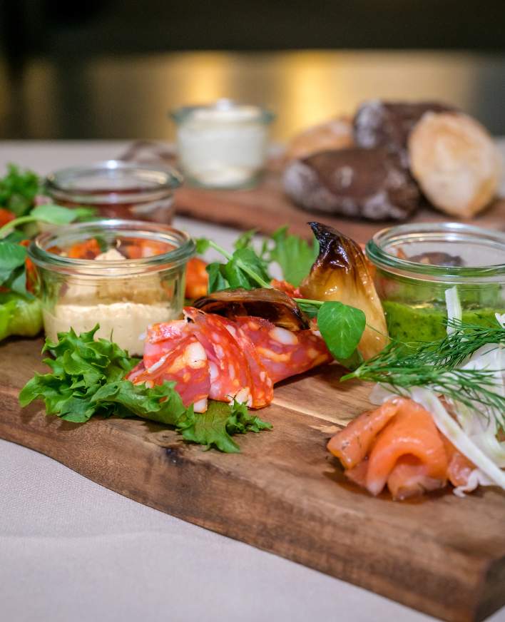 Tapasbræt for to med delikatesser, brød, vin og øl