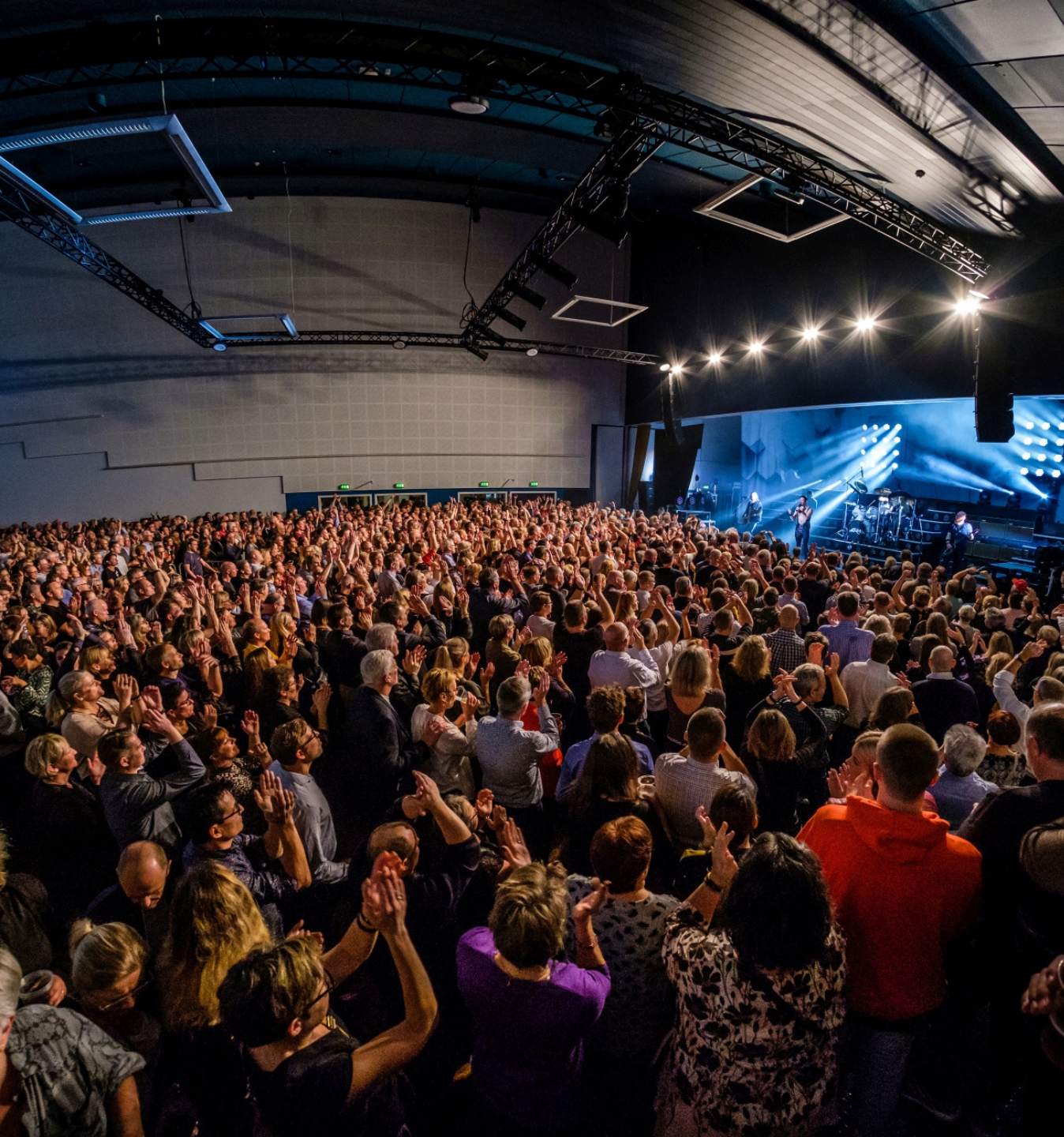 Mange mennesker til rock koncert i Sal A.