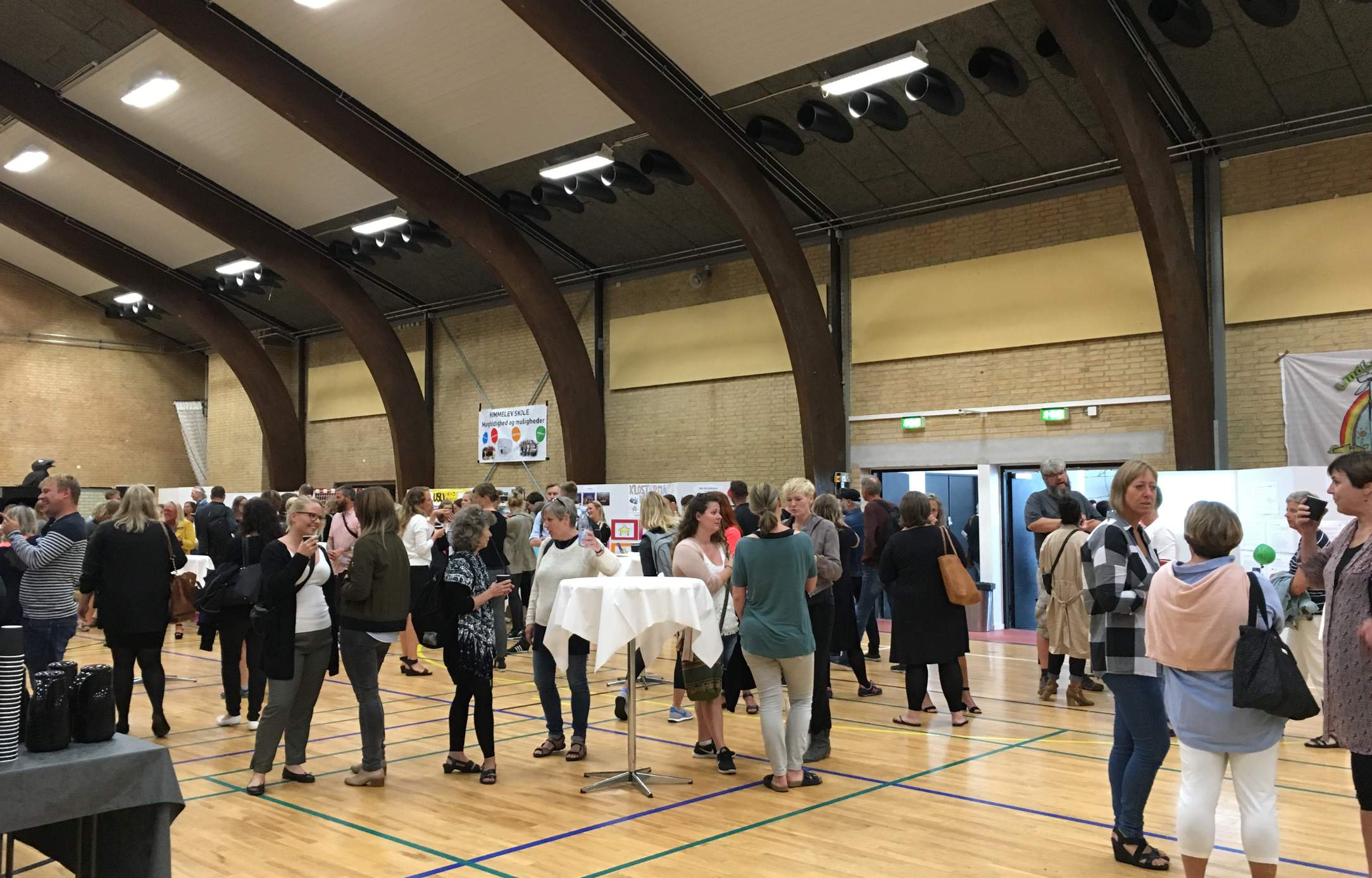 Hal B med deltagere, stande og åbent gulvareal til messe, dialog og fagligt program