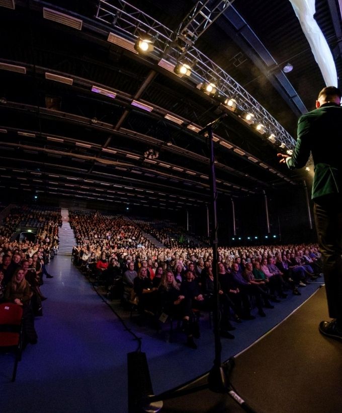 Hal D møder og konferencer, tribune