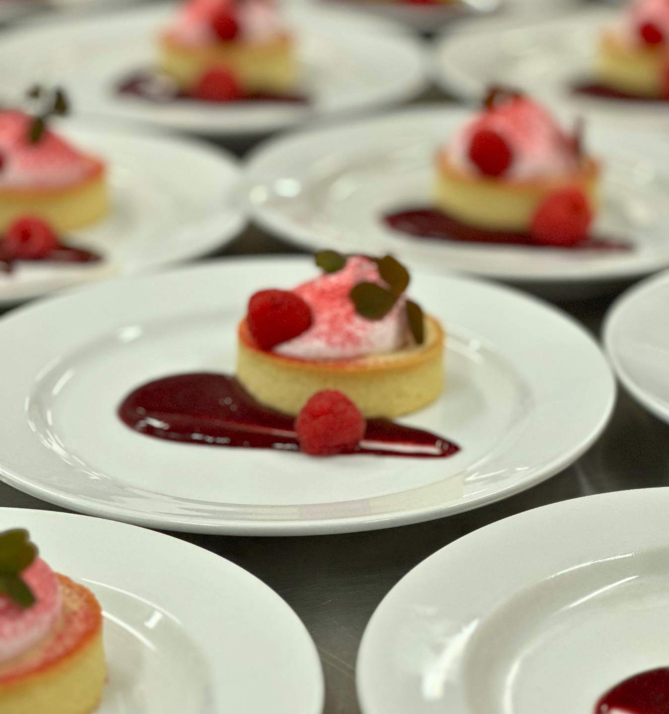 Økologisk dessertanretning med tærte, hindbær og flødetop