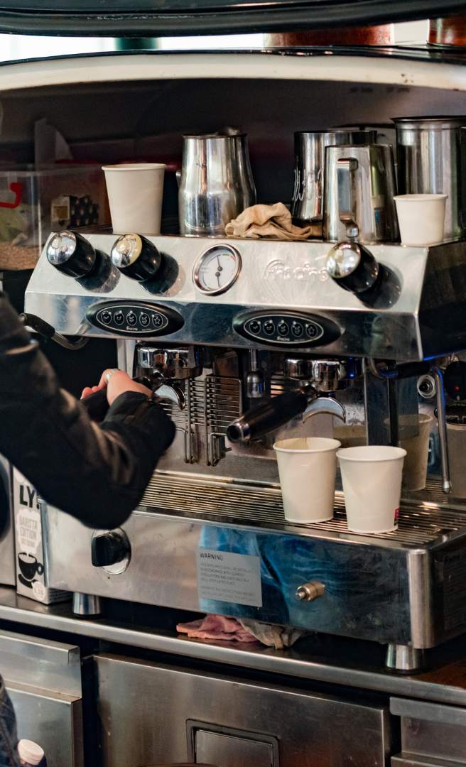 Kaffe bliver brygget på espressomaskine som en del af forplejningen til et arrangement i Roskilde Kongres- og Idrætscenter. Billedet viser en praktisk detalje fra serveringen.