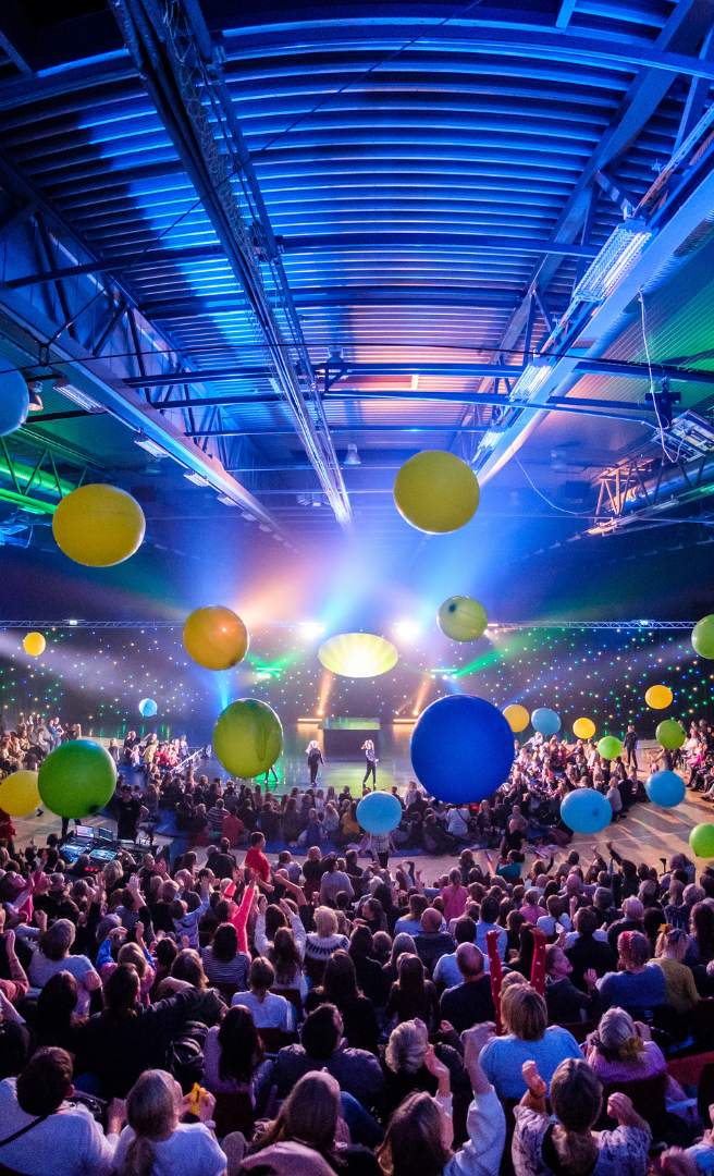 Flying Superkids optræder med deres show i hal C.