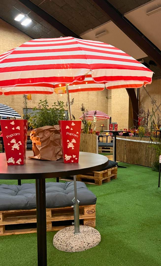 Loungeområde i hal B med parasol til pause og aftenprogram