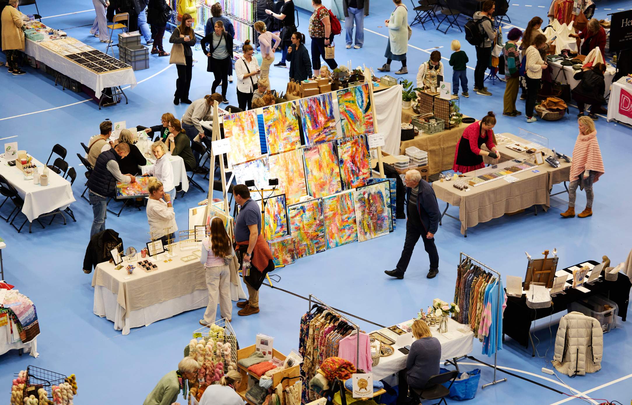 KREA-messe i Roskilde Kongres- og Idrætscenter på Sjælland med kreative stande, kunst, håndværk og besøgende i messehallen.