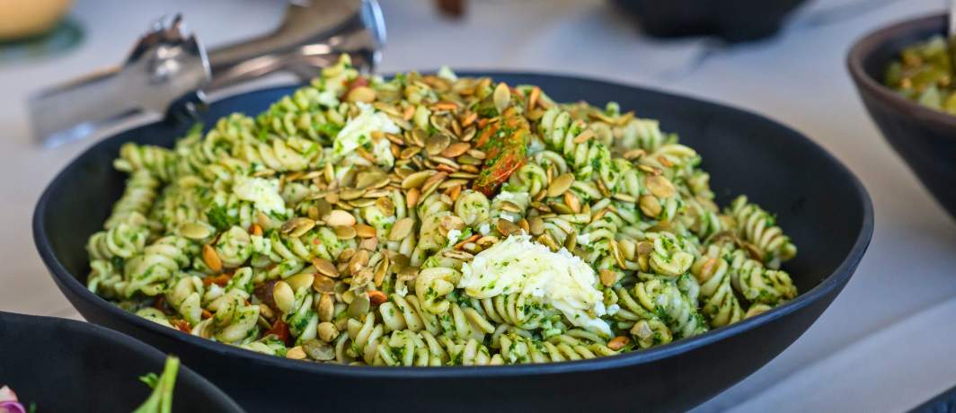 Pastasalat Med Pesto, Mozzarella Og Tomat