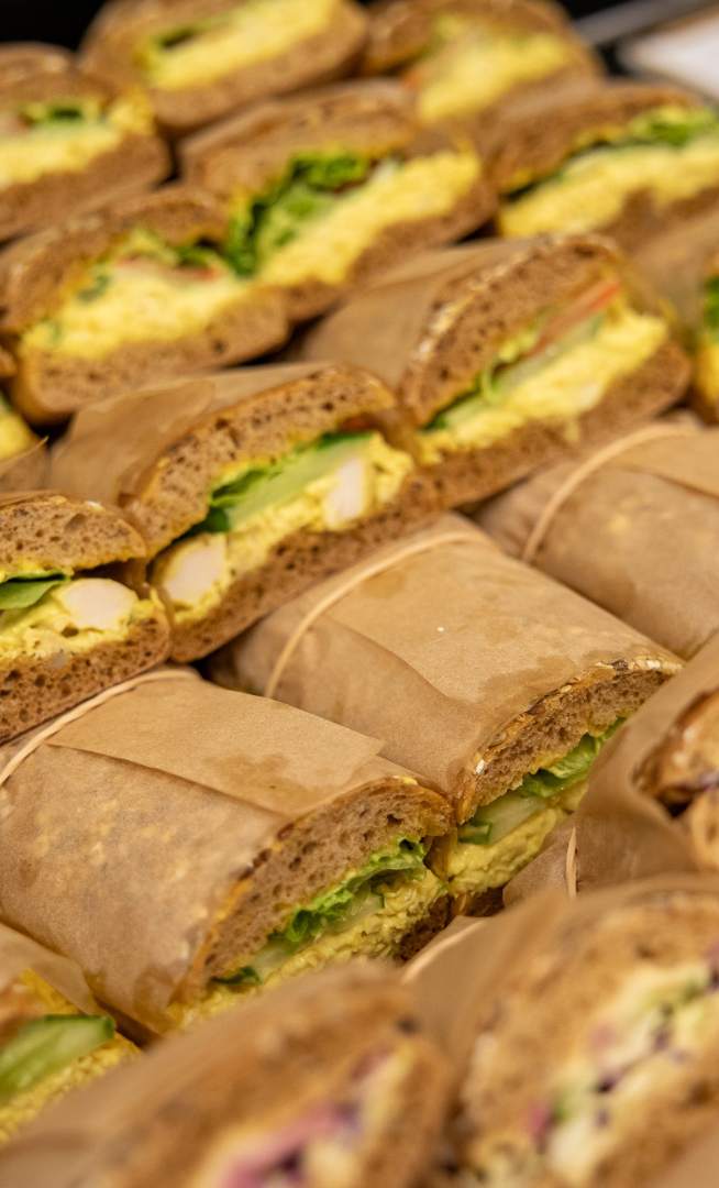 Rækker af sandwich til frokost ved kick-off