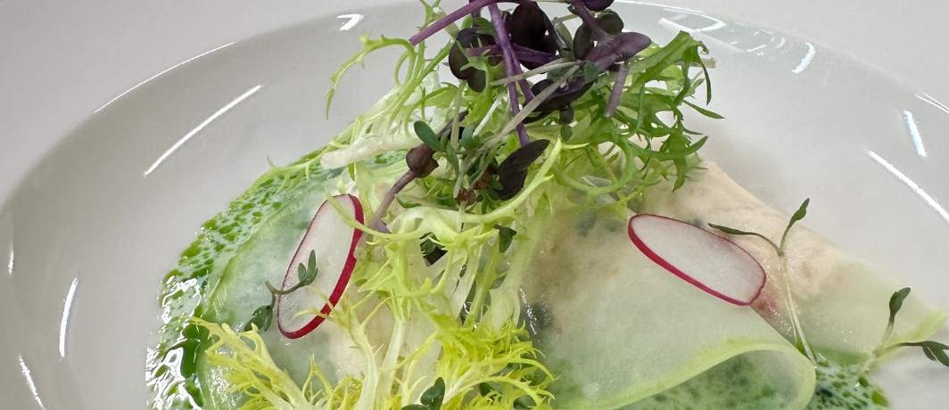 Vegansk forret med grøntsager, urter og grøn sauce