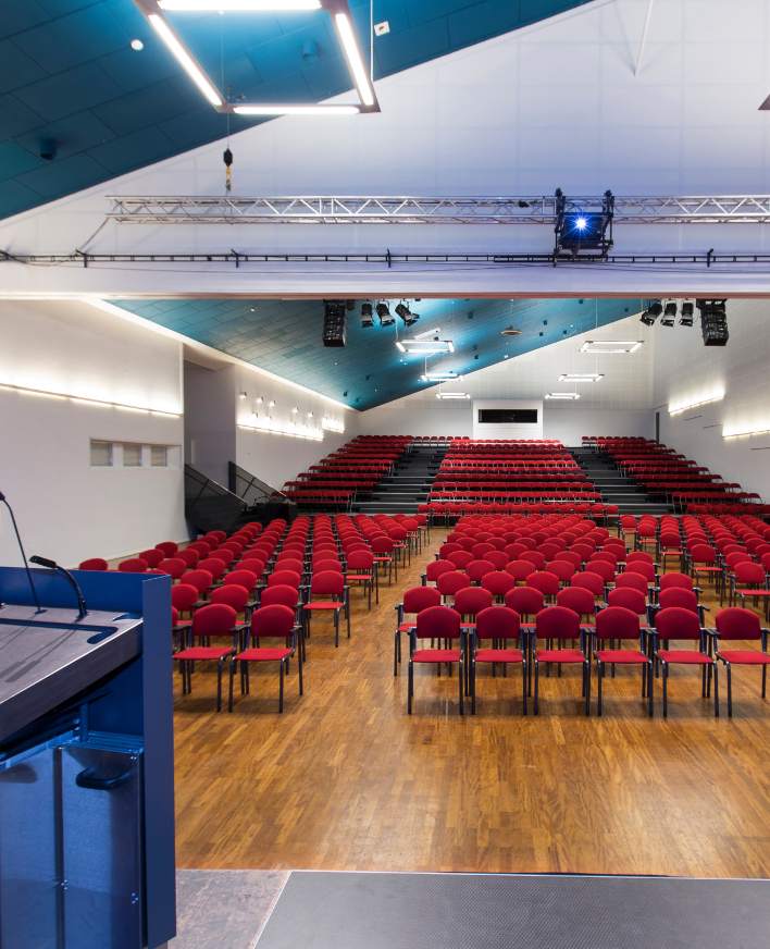 Auditorium med biografopstilling og scene til fælles oplæg